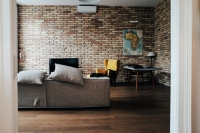Hoe je je woonkamer groter kunt laten lijken