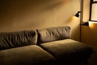 Zo maak je sfeer met gelaagde verlichting in je woonkamer