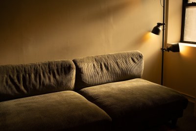 Zo maak je sfeer met gelaagde verlichting in je woonkamer