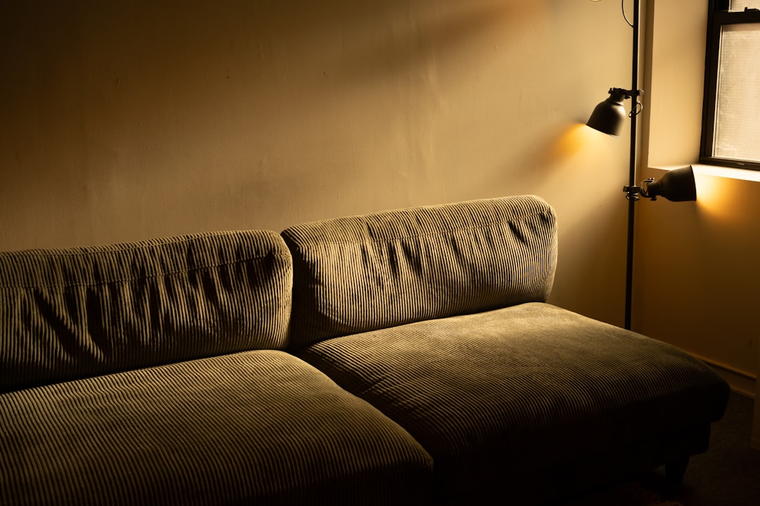 Zo maak je sfeer met gelaagde verlichting in je woonkamer