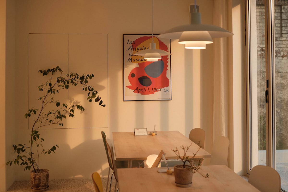 Waarom bijna iedereen de hanglamp boven de eettafel verkeerd hangt